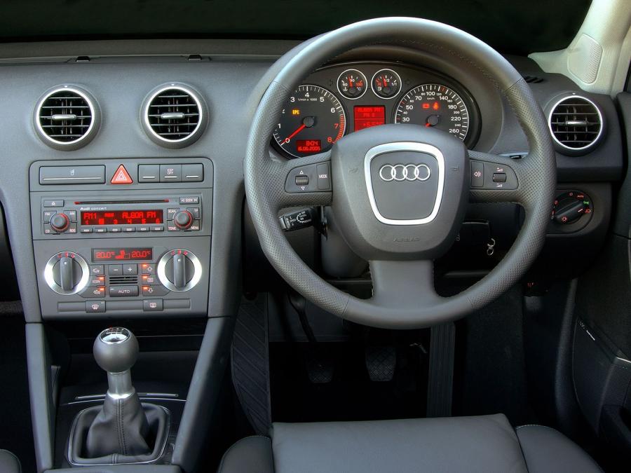 Торпедо Audi A3 Sportback 2.0T (8PA) 2005 года  (ZA) (фото 3 из 13)
